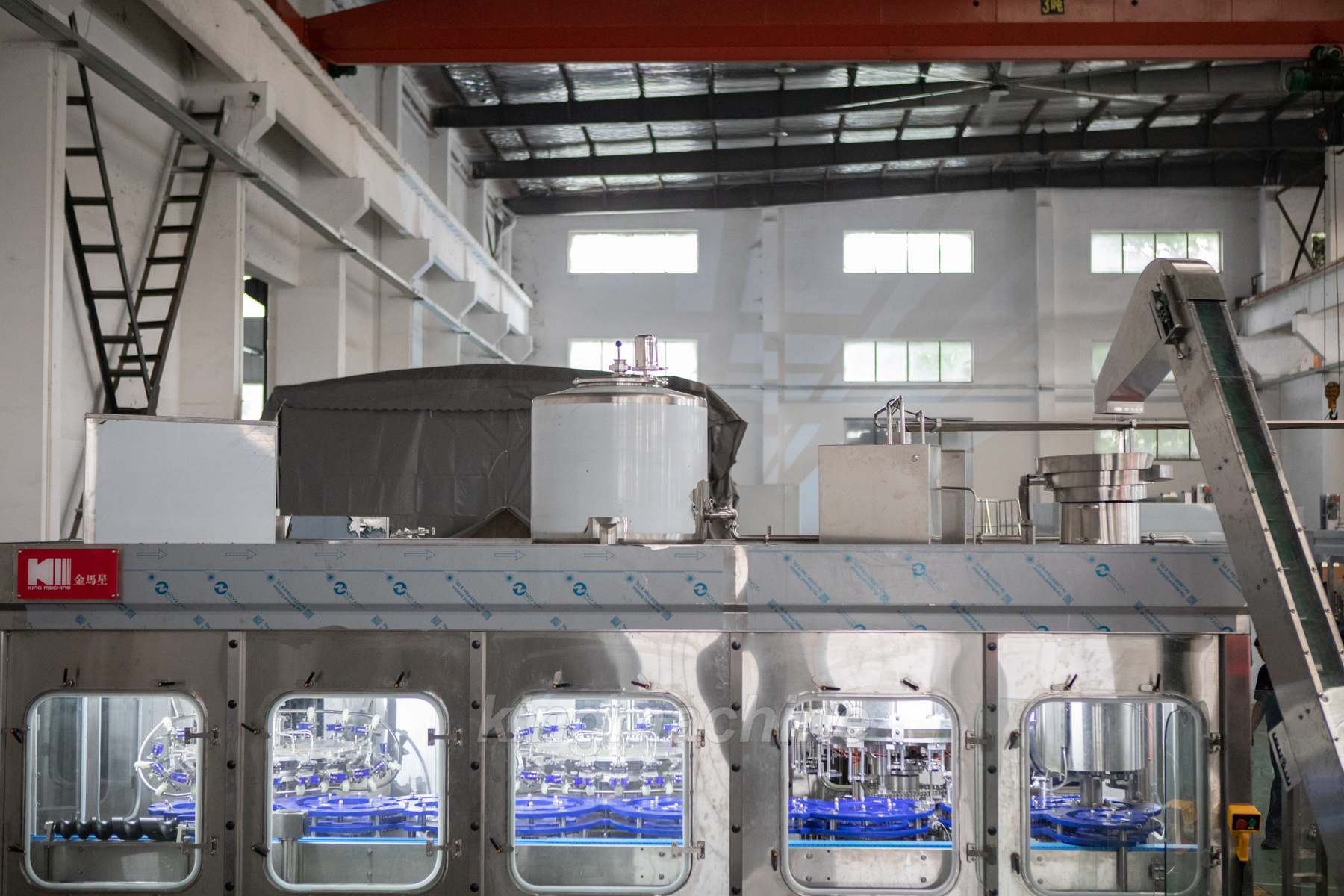 M&aacute;y l&agrave;m đầy v&ocirc; tr&ugrave;ng