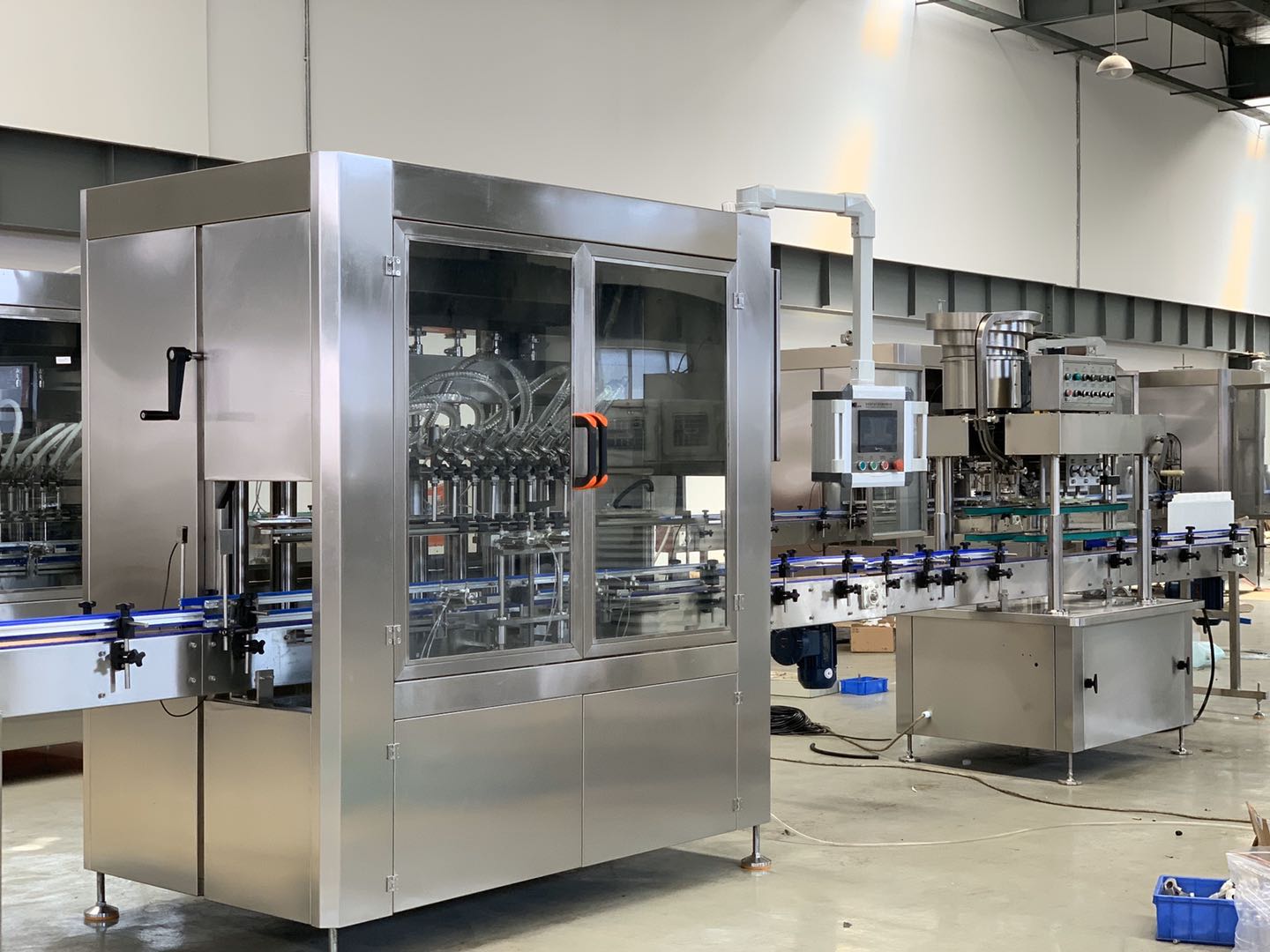 l&agrave;m đầy v&agrave; đ&oacute;ng nắp m&aacute;y