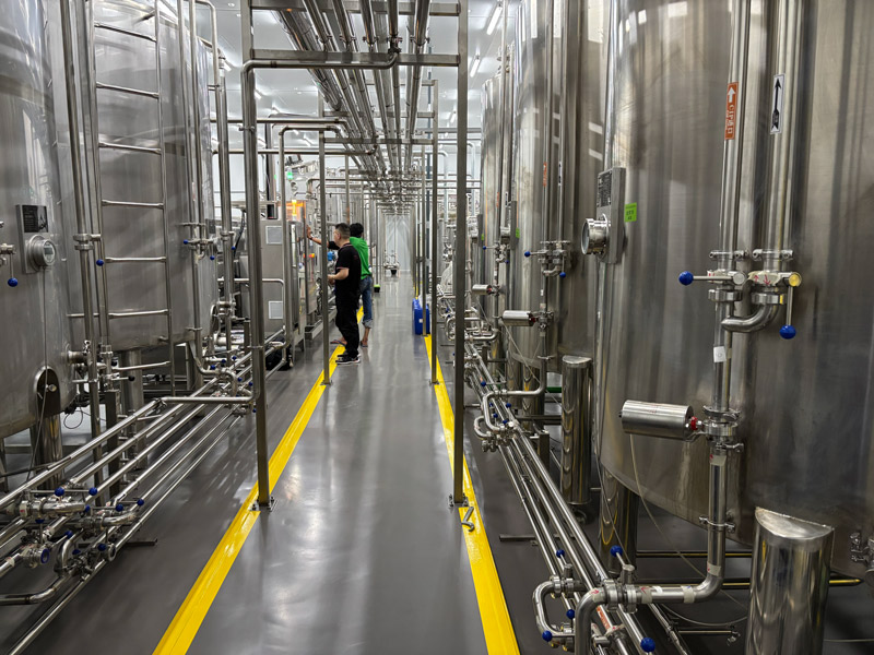 Nh&agrave; m&aacute;y đ&oacute;ng chai tr&agrave; Th&aacute;i Lan