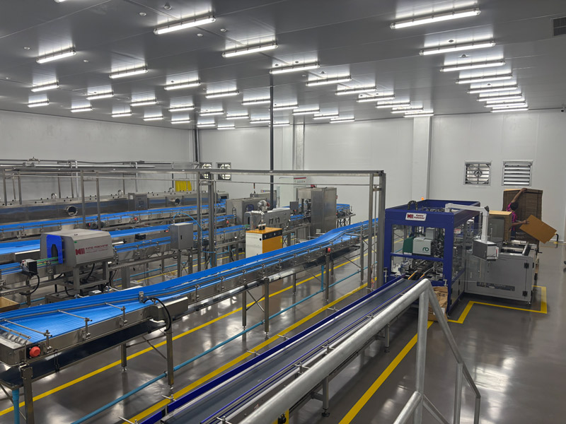 Nước tr&aacute;i c&acirc;y l&agrave;m đầy